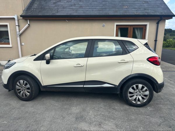 Renault Captur Hatchback, Petrol, 2015, Yellow