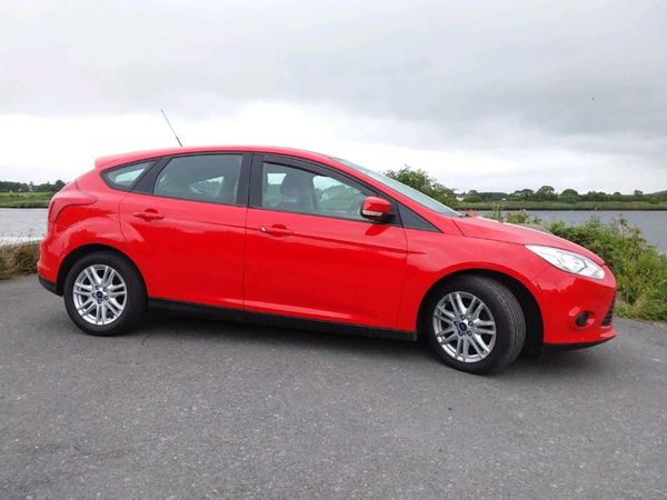 Ford Focus Hatchback, Petrol, 2013, Red