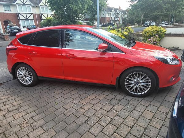 Ford Focus Hatchback, Petrol, 2014, Red