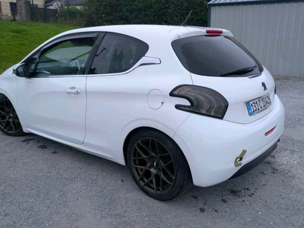 Peugeot 208 Hatchback, Petrol, 2013, White