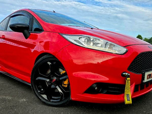 Ford Fiesta Hatchback, Petrol, 2017, Red