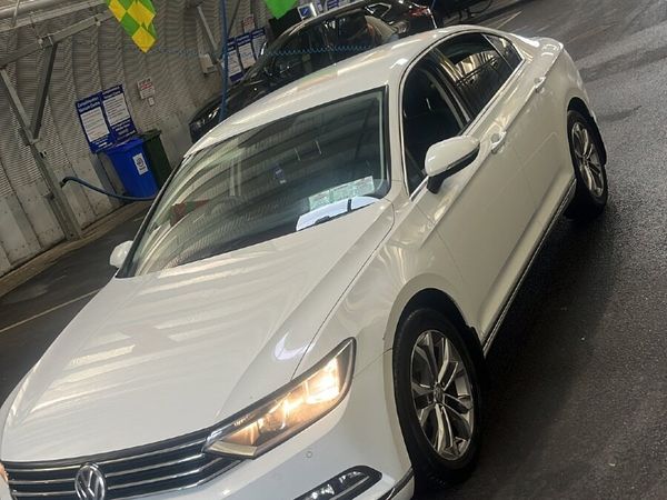 Volkswagen Passat Saloon, Diesel, 2015, White