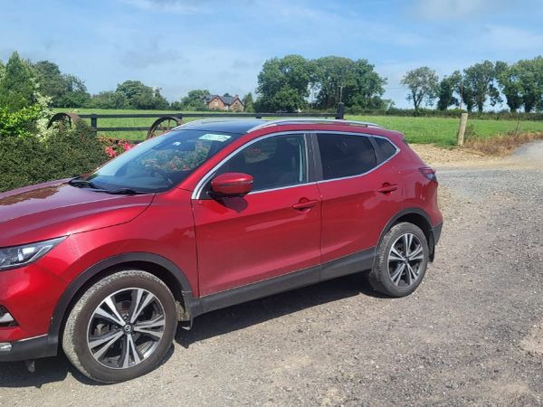 Nissan Qashqai MPV, Petrol, 2019, Red