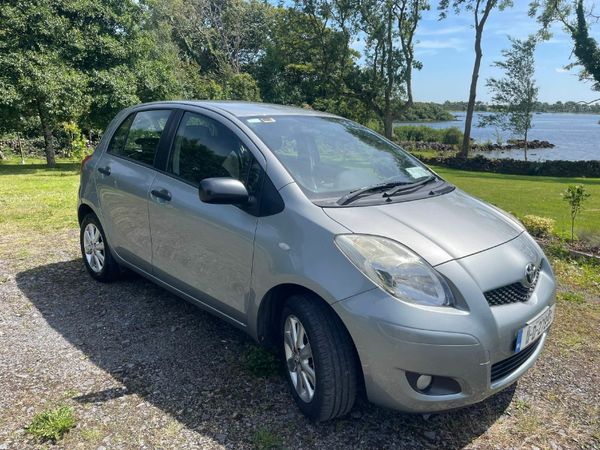 Toyota Yaris Hatchback, Petrol, 2011, Silver