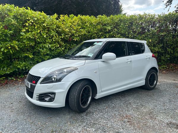 Suzuki Swift Hatchback, Petrol, 2015, White