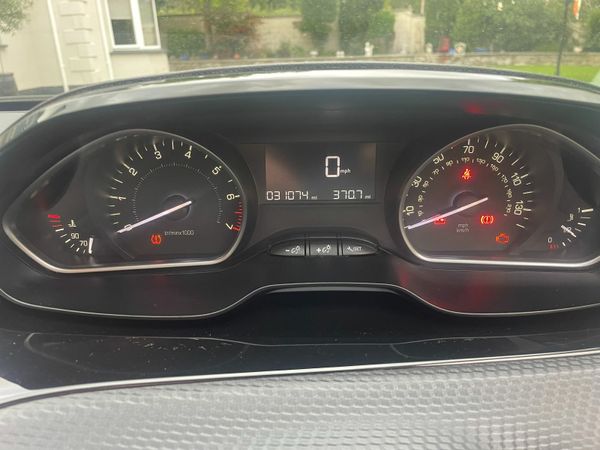 Peugeot 2008 Hatchback, Petrol, 2017, White