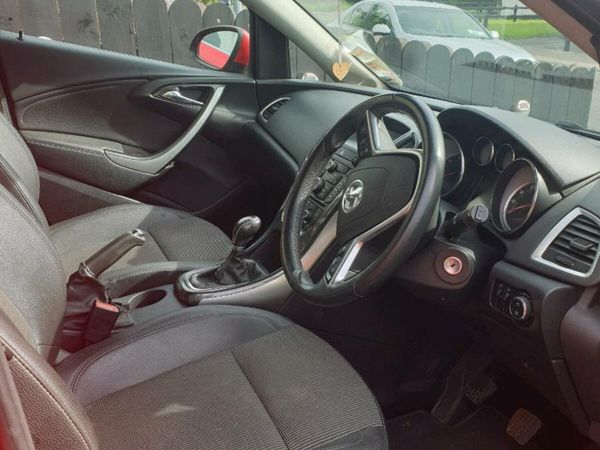 Vauxhall Astra Hatchback, Diesel, 2013, Red