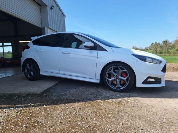 Ford Focus Hatchback, Petrol, 2017, White