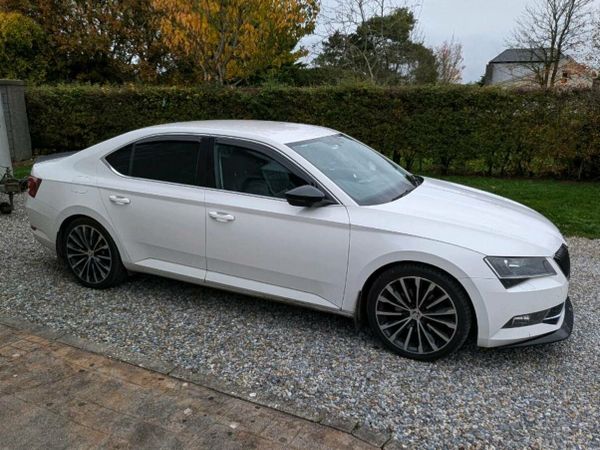 Skoda Superb Hatchback, Diesel, 2016, White