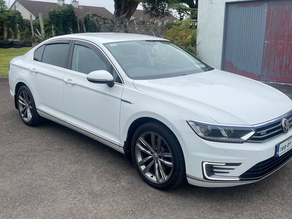 Volkswagen Passat Saloon, Petrol Plug-in Hybrid, 2018, White