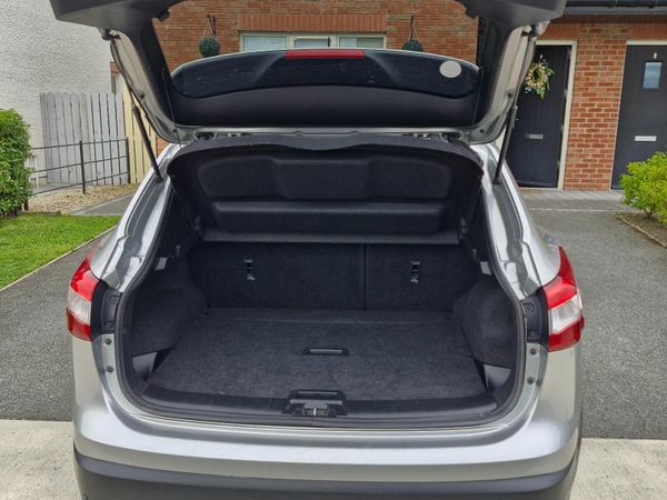 Nissan Qashqai Hatchback, Diesel, 2014, Silver