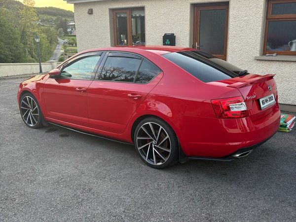 Skoda Octavia Saloon, Diesel, 2016, Red