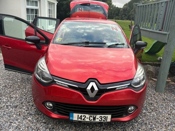 Renault Clio Hatchback, Petrol, 2014, Red