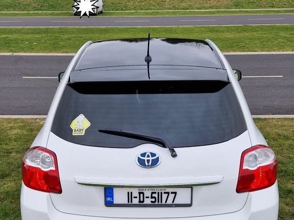 Toyota Auris Hatchback, Petrol Hybrid, 2011, White