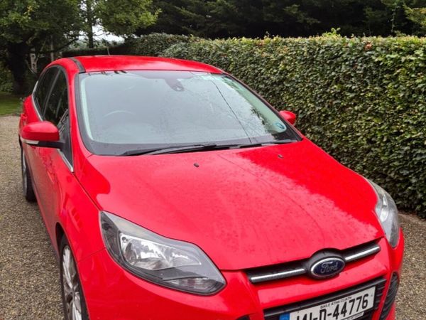 Ford Focus Hatchback, Petrol, 2014, Red