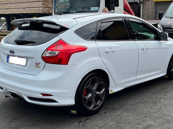 Ford Focus Hatchback, Petrol, 2012, White