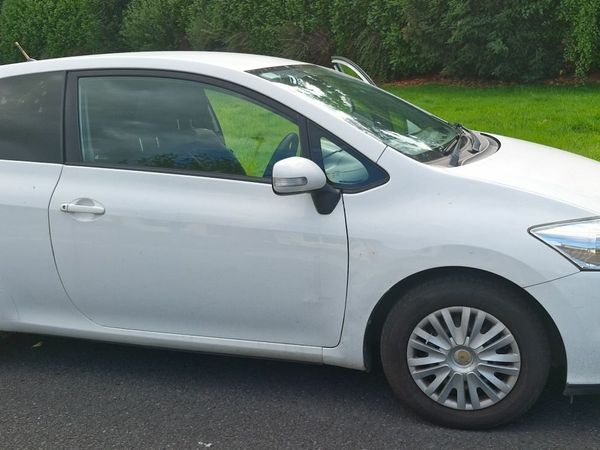 Toyota Auris Hatchback, Diesel, 2012, White