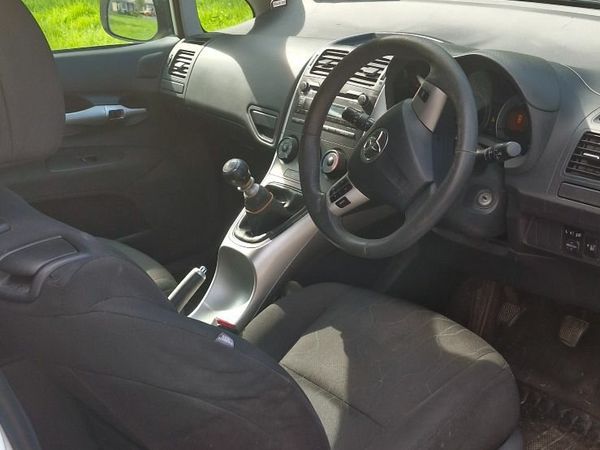 Toyota Auris Hatchback, Diesel, 2012, White