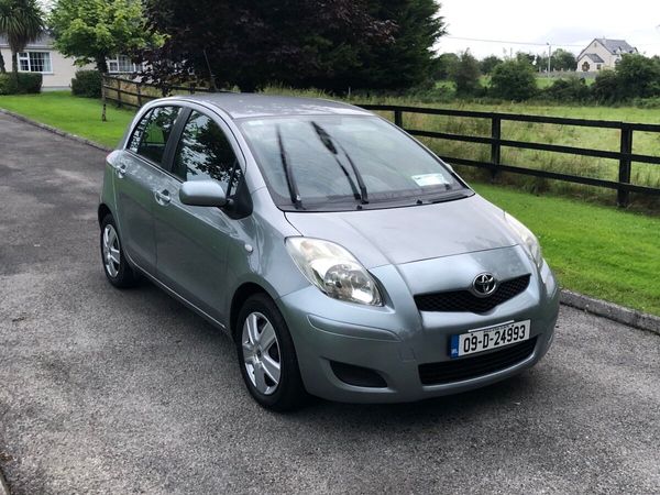 Toyota Yaris Hatchback, Petrol, 2009, Silver