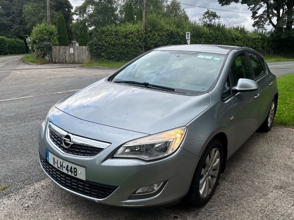 Opel Astra Hatchback, Petrol, 2011, Silver