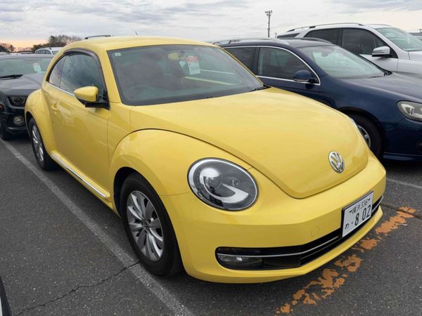 Volkswagen Beetle Hatchback, Petrol, 2015, Yellow