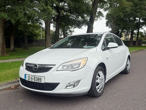 Vauxhall Astra Hatchback, Diesel, 2012, White