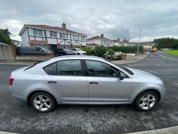 Skoda Octavia Saloon, Petrol, 2014, Silver