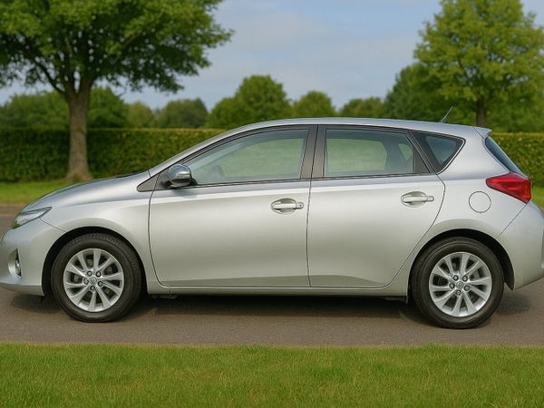 Toyota Auris Hatchback, Diesel, 2014, Silver