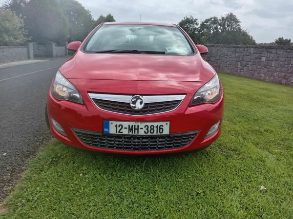 Vauxhall Astra Hatchback, Diesel, 2012, Red