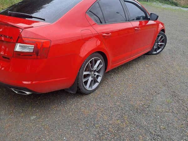 Skoda Octavia Saloon, Diesel, 2015, Red