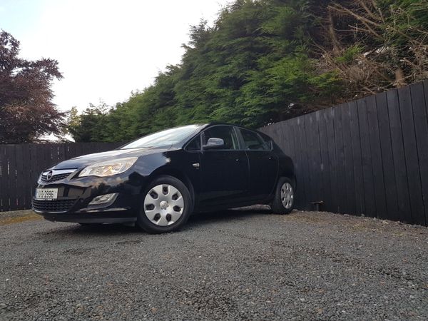 Opel Astra Hatchback, Petrol, 2010, Black