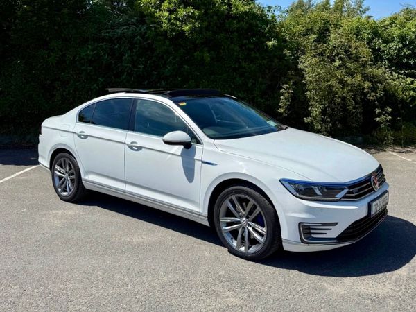 Volkswagen Passat Saloon, Petrol Plug-in Hybrid, 2017, White
