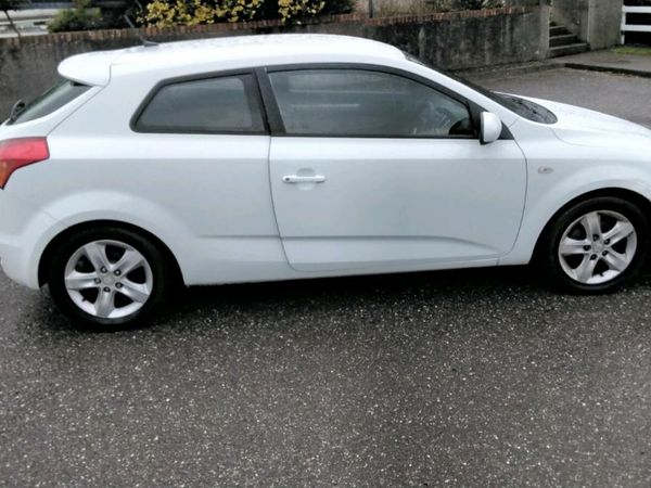 Kia Ceed Hatchback, Diesel, 2011, White