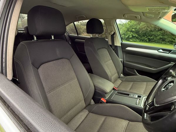 Volkswagen Passat Saloon, Diesel, 2015, Silver
