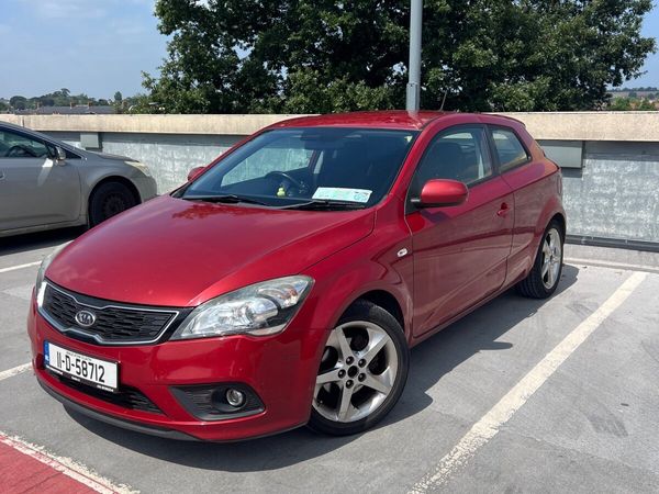 Kia Ceed Hatchback, Petrol, 2011, Red
