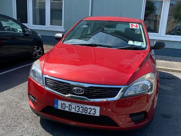 Kia Ceed Hatchback, Petrol, 2010, Red
