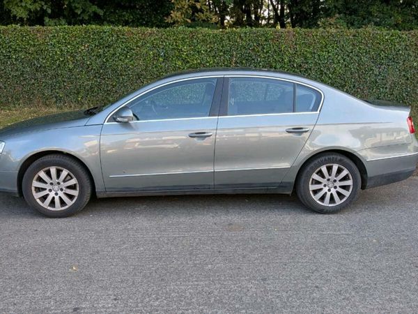 Volkswagen Passat Saloon, Petrol, 2009, Green