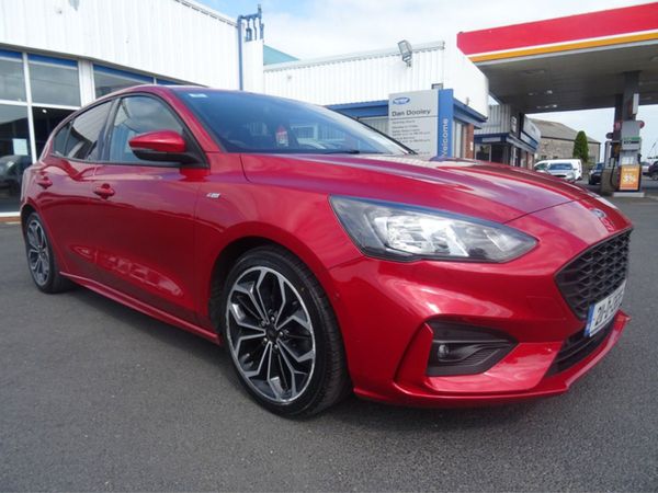 Ford Focus Hatchback, Diesel, 2021, Red