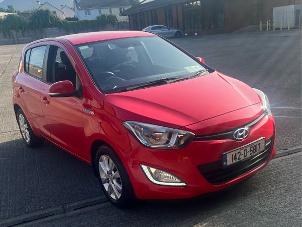 Hyundai i20 Hatchback, Petrol, 2014, Red