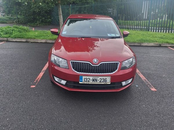 Skoda Octavia Saloon, Diesel, 2013, Red