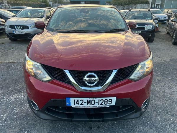 Nissan Qashqai Hatchback, Diesel, 2014, Red