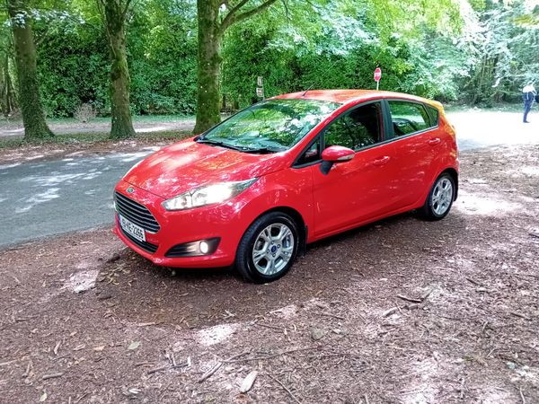 Ford Fiesta Hatchback, Petrol, 2015, Red