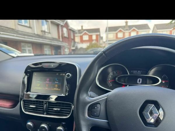 Renault Clio Hatchback, Petrol, 2019, Red