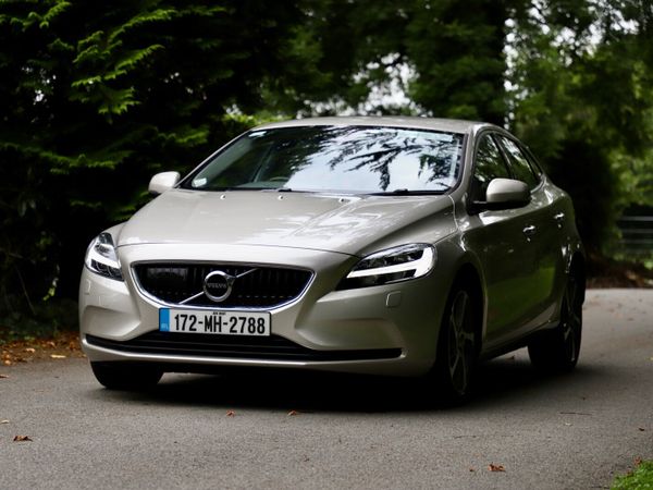 Volvo V40 Hatchback, Diesel, 2017, Silver