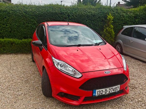 Ford Fiesta Hatchback, Petrol, 2013, Red