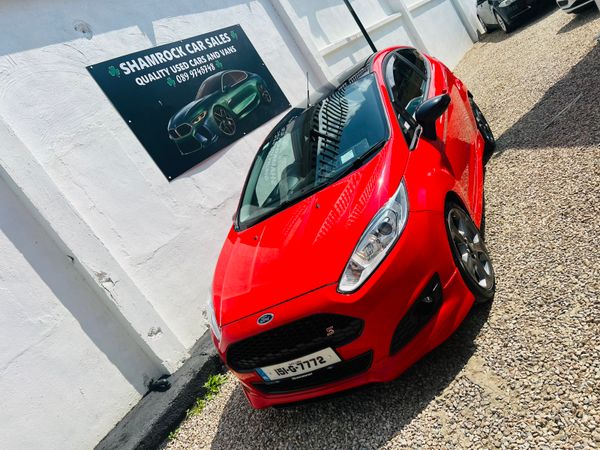 Ford Fiesta Hatchback, Petrol, 2015, Red