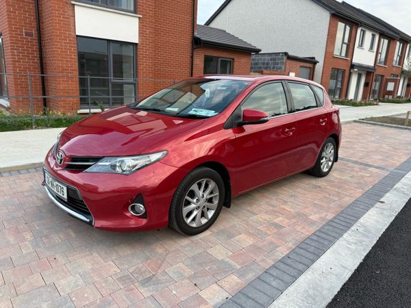 Toyota Auris Hatchback, Diesel, 2013, Red