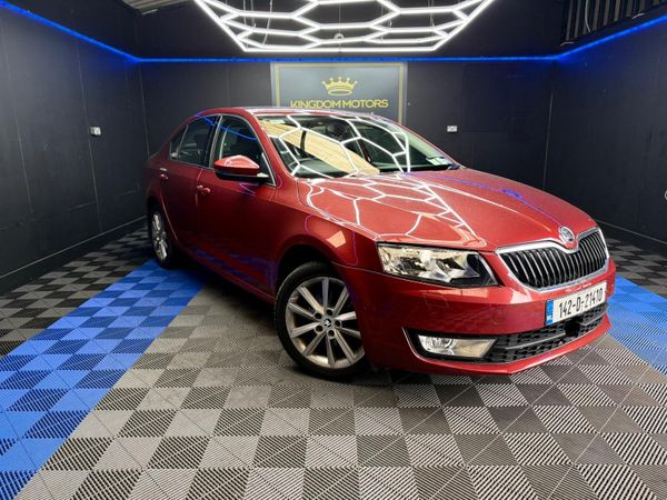 Skoda Octavia Hatchback, Petrol, 2014, Red