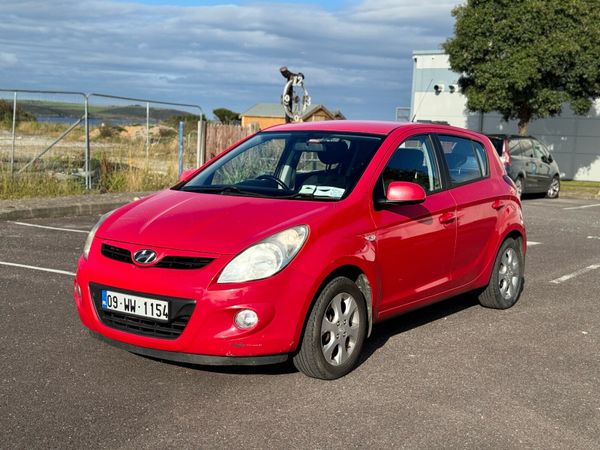 Hyundai i20 Hatchback, Petrol, 2009, Red