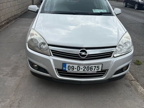 Opel Astra Hatchback, Petrol, 2009, Silver
